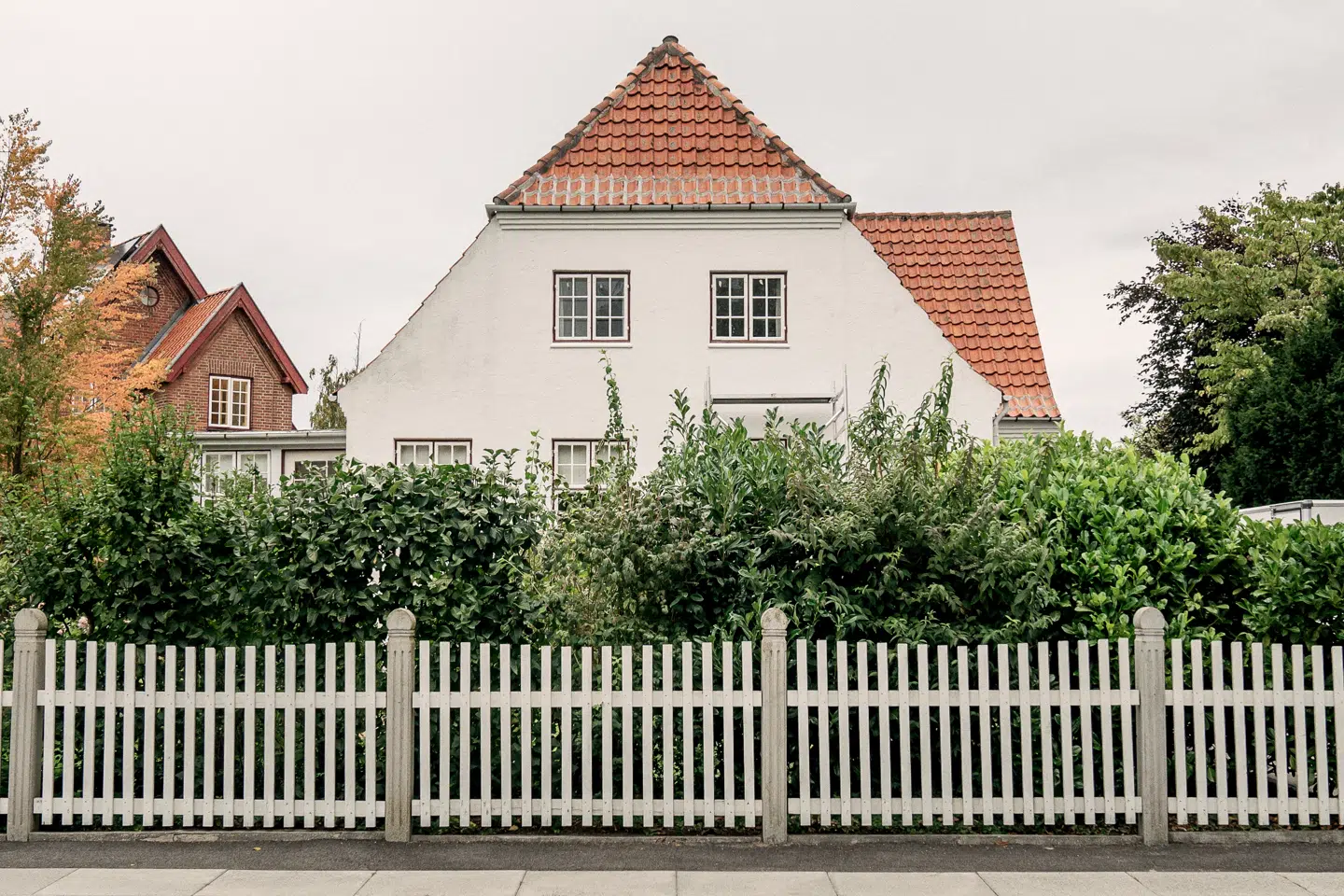 Har du også svært ved at finde hoved og hale i de nye boligskatter, indefrysningsordninger og automatiske lån af staten til boligskatter? Så læs med her.
