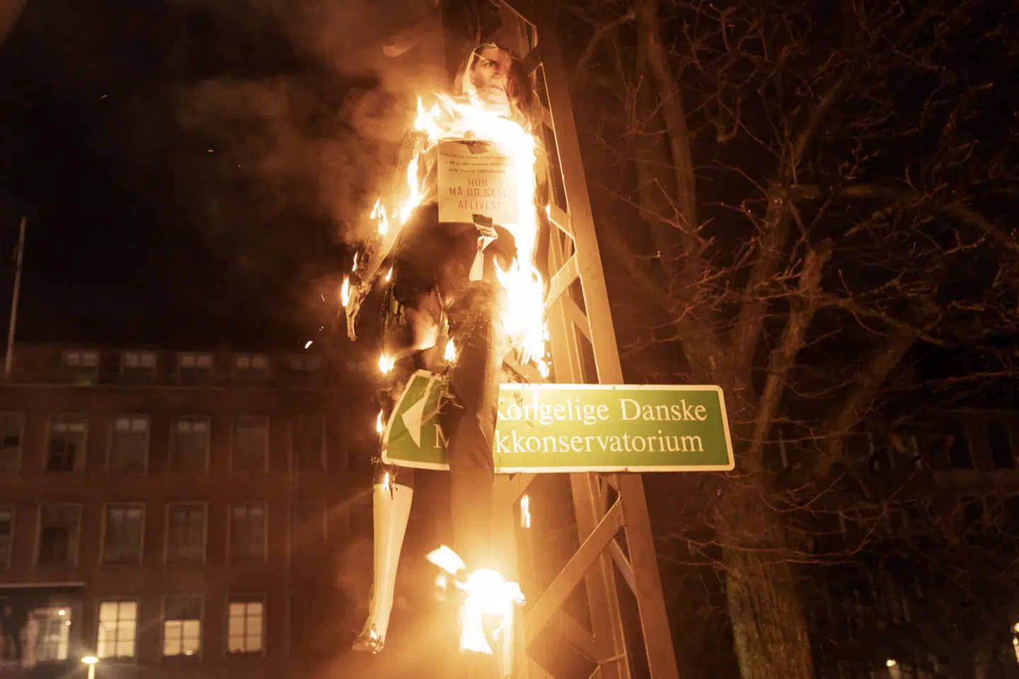 En dukke forestillende statsminister Mette Frederiksen (S) blev hængt op i en lygtepæl under en demonstration på Frederiksberg i 2021. (Arkivfoto).