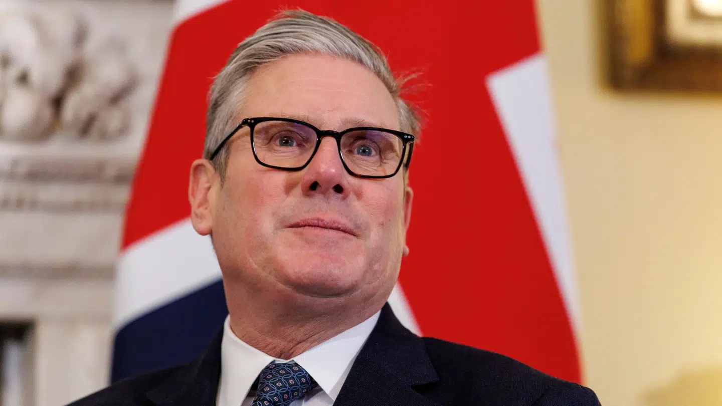 Den britiske premierminister, Keir Starmer, er under stigende pres. Ikke mindst på grund af Elon Musks indblanding.