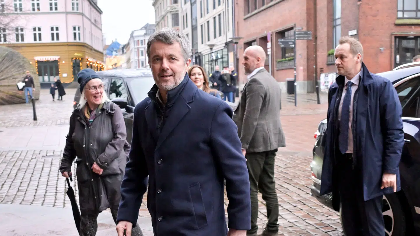 Kong Frederik inviterer til sit første kulturbal. Her er han fotograferet i Aarhus før sidste års julegudstjeneste i Domkirken.