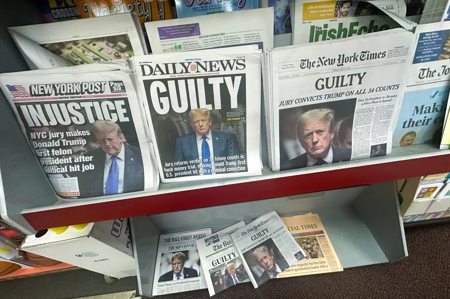 Forsiderne på aviserne i bladkiosken afspejlede den historiske skyldkendelse, som en domstol i New York afsagde over USA's kommende præsident, Donald Trump, i maj. Nu har dommer Juan Merchan beordret Trump til at møde op til strafudmålingen 10. januar - ti dage, inden Trump tages i ed som USA's præsident. (Arkivfoto)