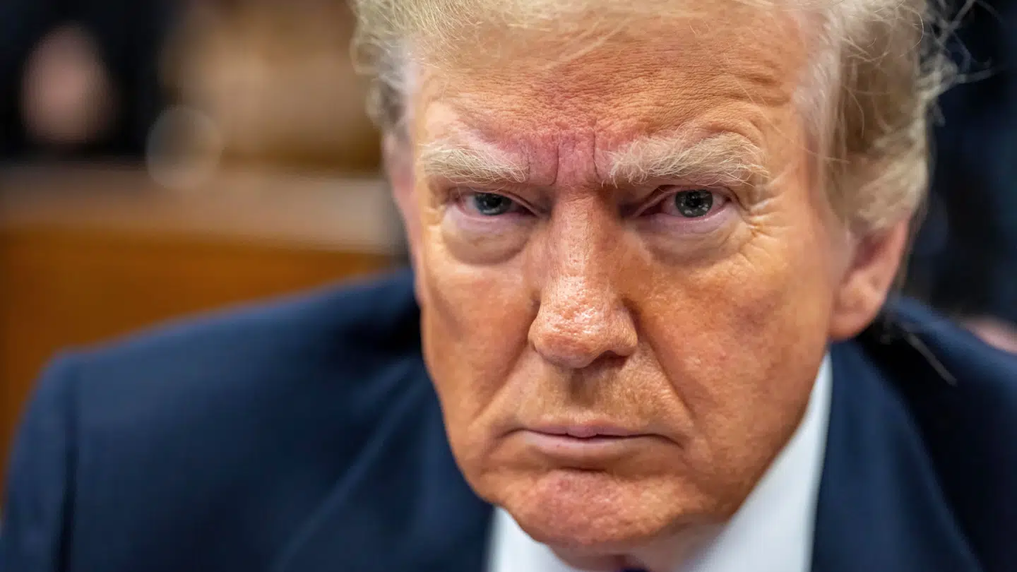 Sådan så det ud, da Trump var i retten på Manhattan i sagen om tys-tys-penge til pornomodellen Stormy Daniels. 10. januar skal Trump have sin straf i sagen, hvor han blev fundet skyldig.