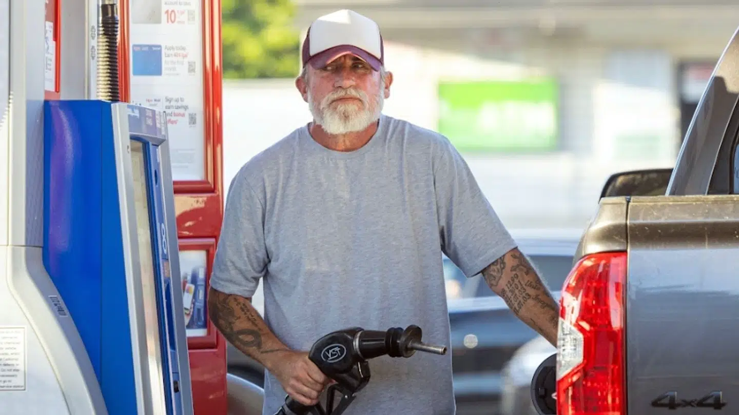 Her er han fotograferet på en tankstation i Californien.
