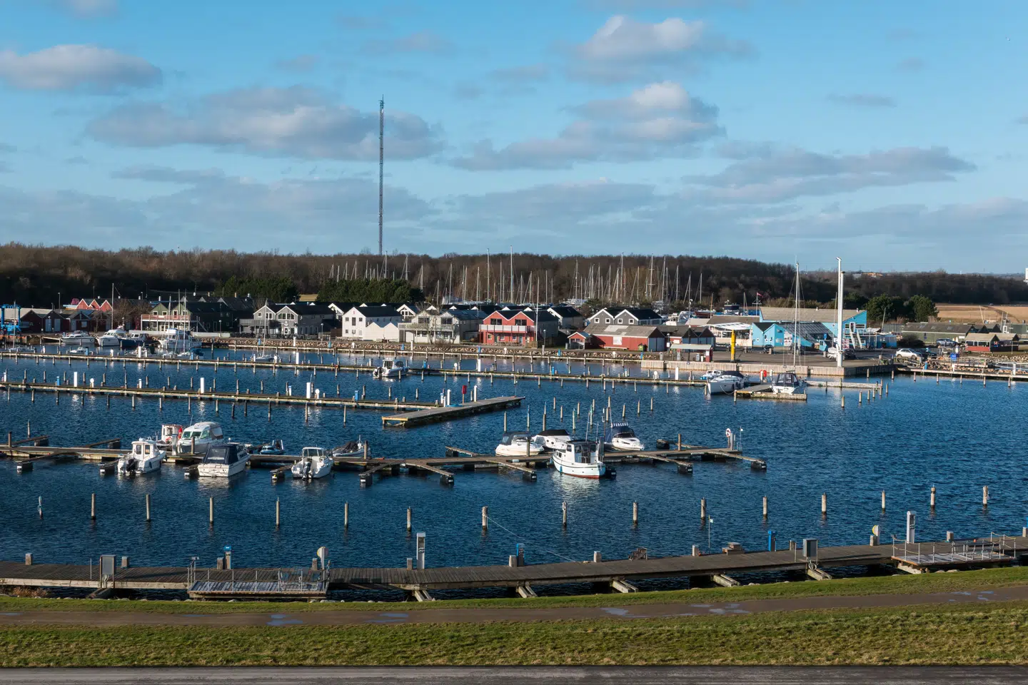 Arkivfoto af Køge Marina, hvor der er blevet observeret en række større droner i nat.