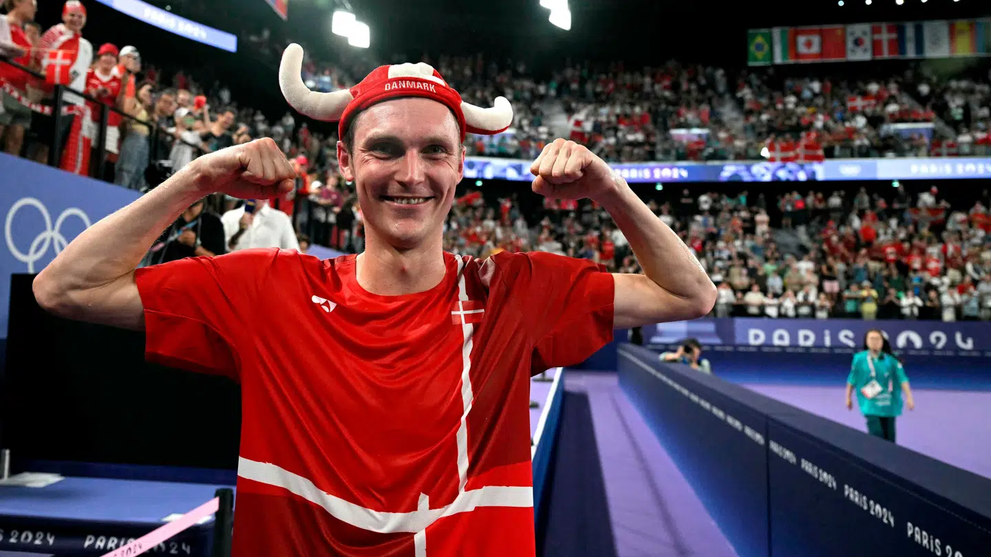 Viktor Axelsen efter OL-triumfen i Paris.