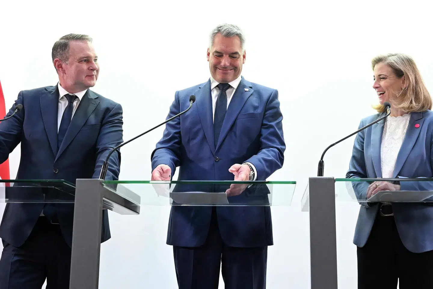 Østrigs kansler, den konservative Karl Nehammer, ses her i midten mellem den socialdemokratiske leder, Andreas Babler (til venstre), og lederen af det liberale parti Neos, Beate Meinl-Reisinger, da de endnu forhandlede om at danne regering. Fredag forlod Neos forhandlingerne, og lørdag meddeler Nehammer, at han må opgive forsøget. (Arkivfoto)