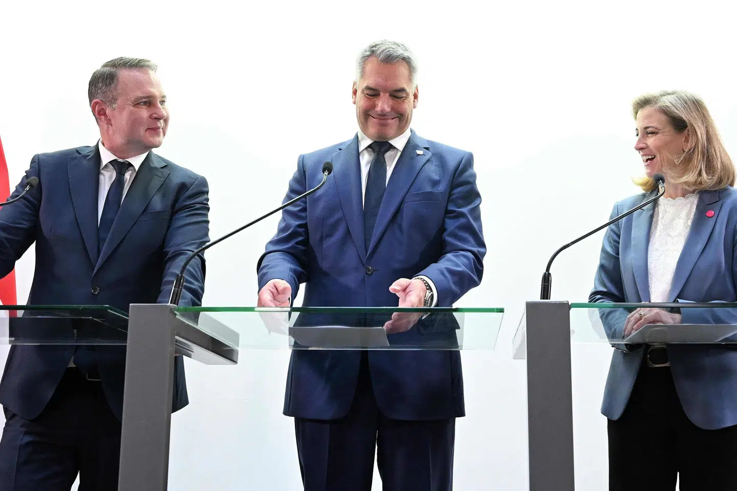 Østrigs kansler, den konservative Karl Nehammer, ses her i midten mellem den socialdemokratiske leder, Andreas Babler (til venstre), og lederen af det liberale parti Neos, Beate Meinl-Reisinger, da de endnu forhandlede om at danne regering. Fredag forlod Neos forhandlingerne, og lørdag meddeler Nehammer, at han må opgive forsøget. (Arkivfoto)