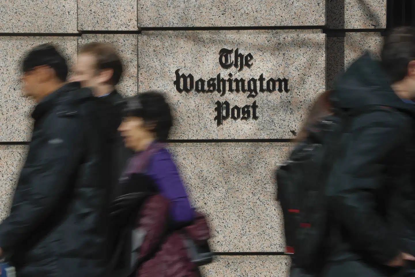 En tegning af blandt andre The Washington Posts ejer, Jeff Bezos, og Donald Trump endte med ikke at blive trykket af avisen. Det har fået tegneren bag til at sige op. (Arkivfoto).