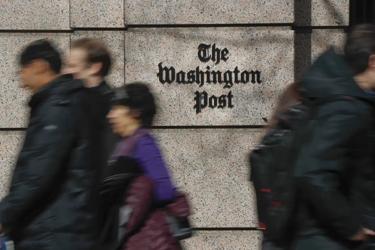 En tegning af blandt andre The Washington Posts ejer, Jeff Bezos, og Donald Trump endte med ikke at blive trykket af avisen. Det har fået tegneren bag til at sige op. (Arkivfoto).