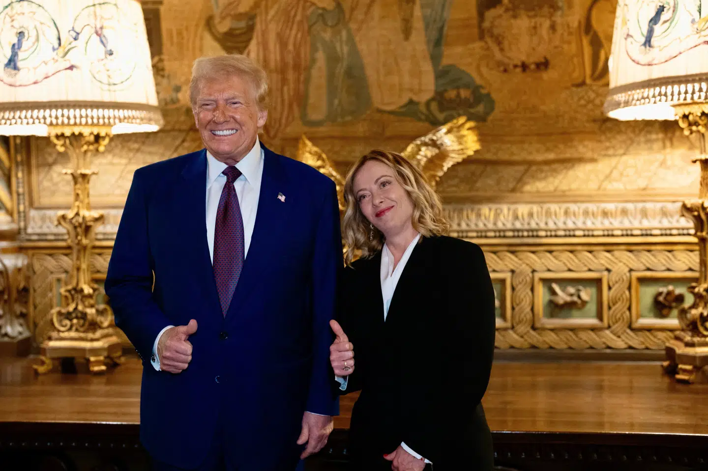 Italiens premierminister, Giorgia Meloni, og Donald Trump side om side på Trumps luksusresort Mar-a-Largo i Florida lørdag. Billedet er udleveret af premierministerens kontor.