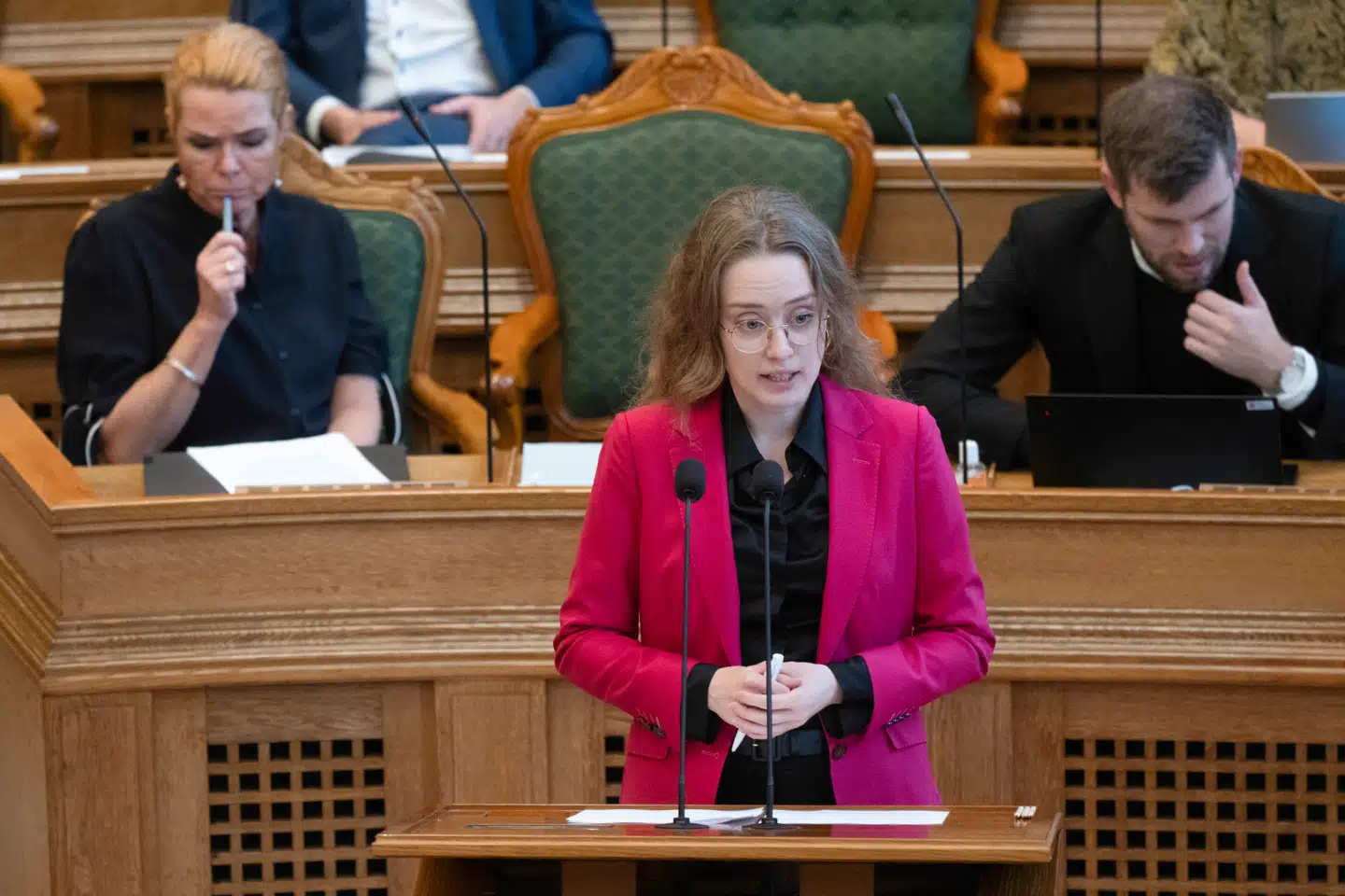Aki-Matilda Høegh-Dam har tidligere påkaldt opmærksomhed til spørgsmålet om Grønlands forhold til Danmark ved at nægte at tale dansk på Folketingets talerstol til åbningsdebat. Nu blander hun sig i diskussionen om selvstændighed.