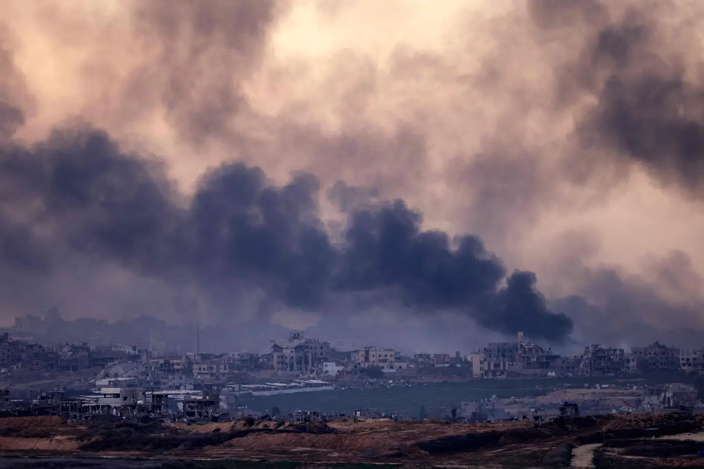 Et foto taget fra den sydlige israelske by Sderot viser røg stige op fra den nordlige del af Gazastriben, hvor der er israelske luftangreb søndag. Imens forhandler repræsentanter fra Israel og Hamas om en aftale om våbenhvile og frigivelse af gidsler.