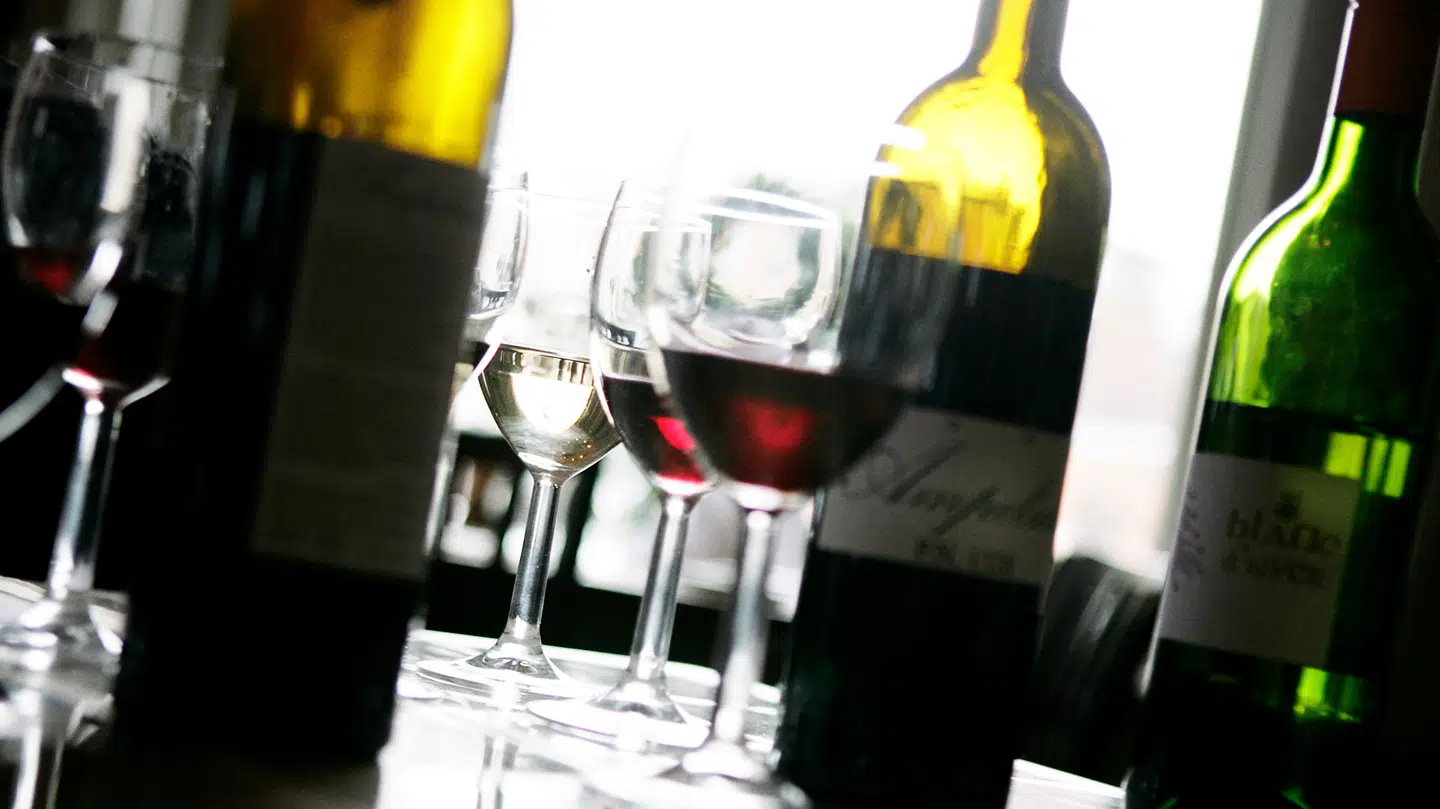 'Langsomt men sikkert erstatter folk rødvin med lettere og lysere vinstile,' lyder det.