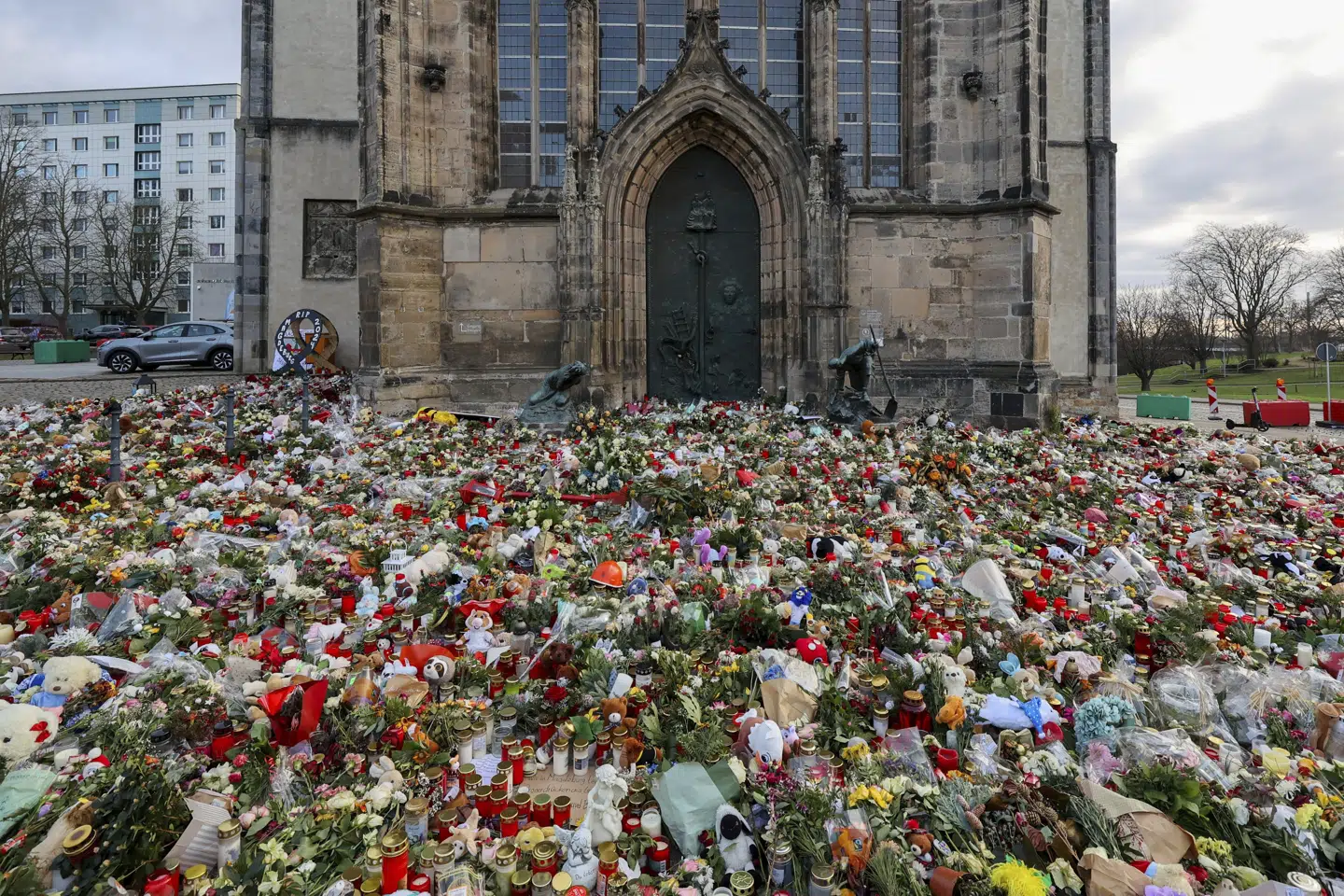 Lys og blomster ligger foran kirke i Magdeburg i januar for at mindes ofre for angreb på julemarked.