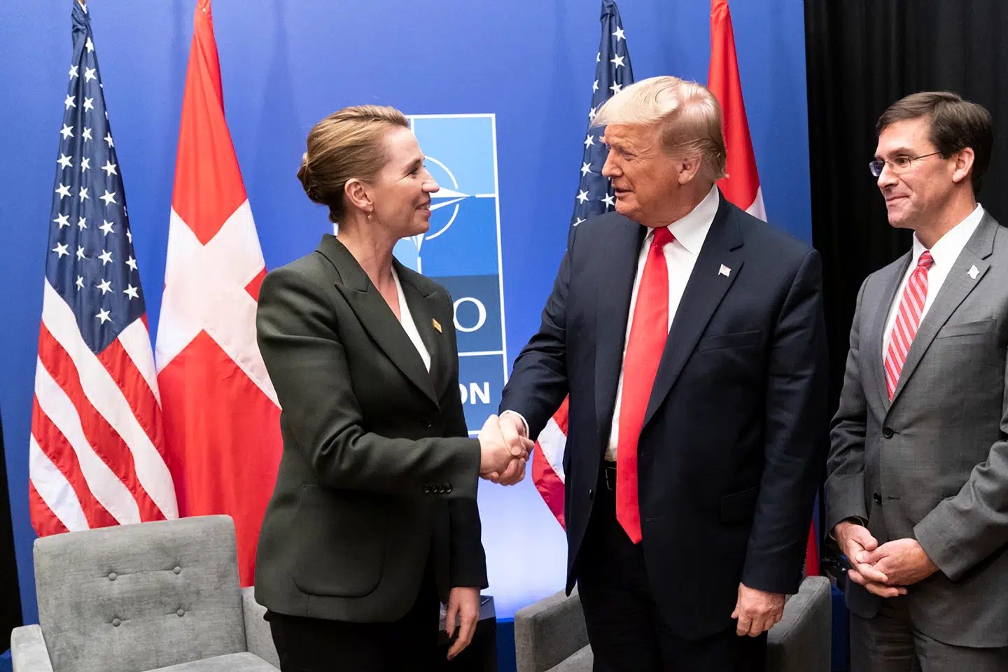 Mette Frederiksen og Donald Trump hilser under et NATO-møde i 2019.