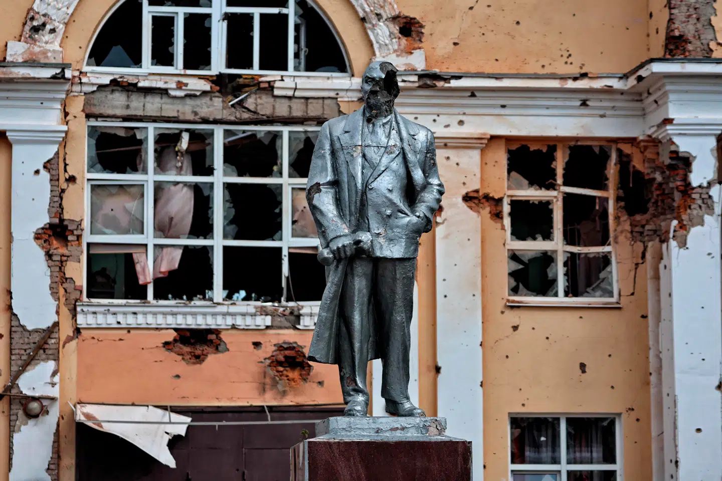 En beskadiget statue af Vladimir Lenin i byen Sudzha i Kursk-regionen. Arkivfoto: Yan Dobronosov, Scanpix