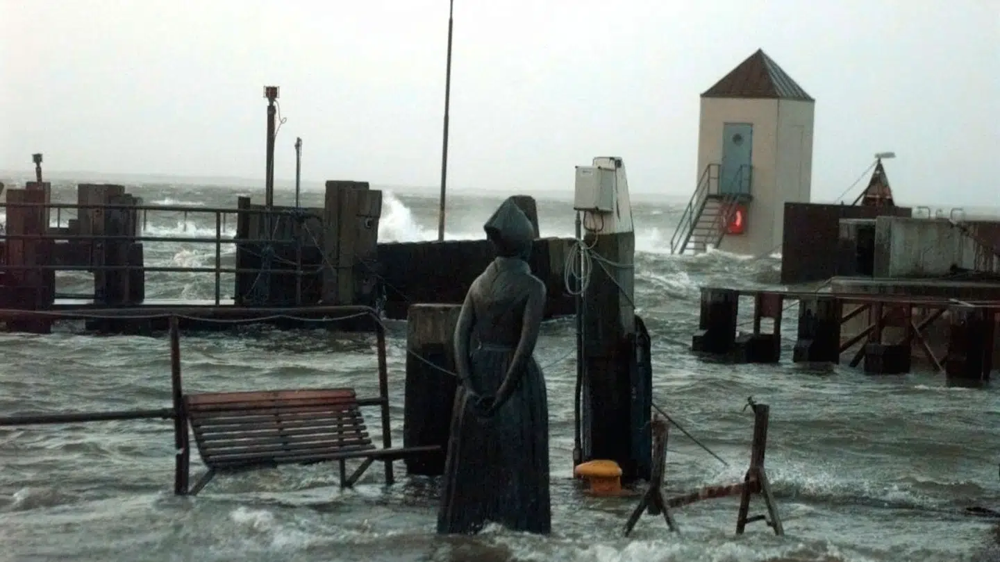 (Arkivfoto) Risiko for oversvømmelser på Fanø får nu beredskabet til at slå alarm. Her ses tilstandene under en stormflod ved færgelejet i Esbjerg i 2014.