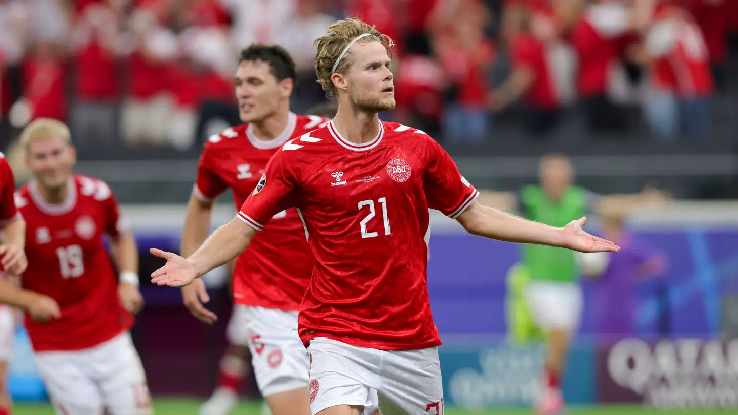Morten Hjulmand fejrer 1-1 scoringen mod England.