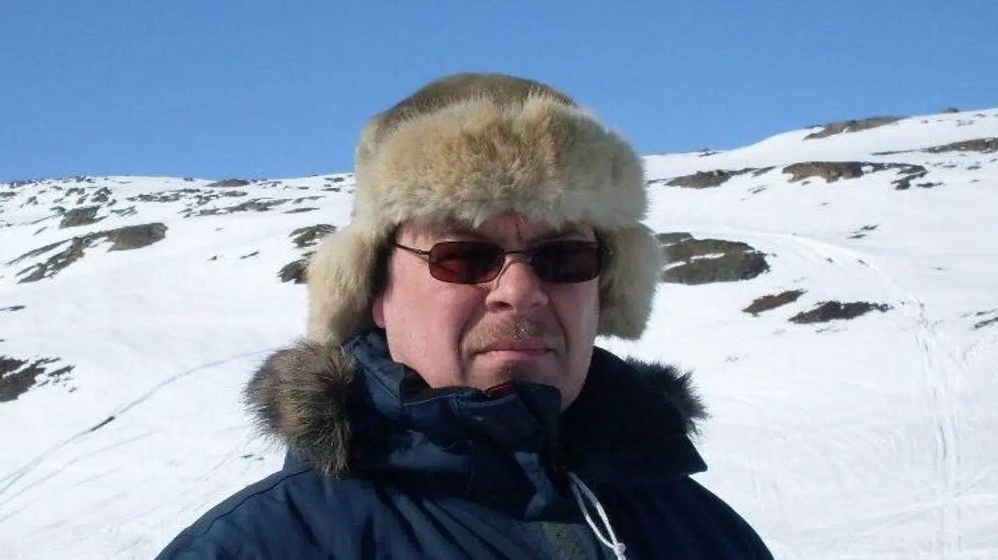 Erik Lomholt-Bek driver i dag Sisimiut Vandrehjem sammen med sin kone. Han støtter den grønlandske befolknings ønske om selvstændighed.