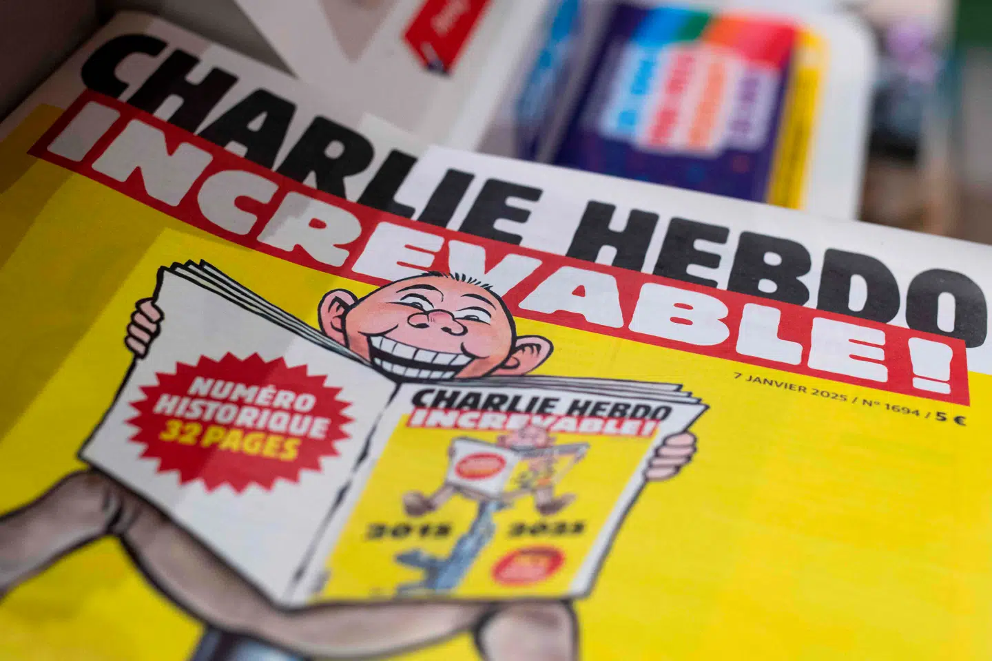 »I anledning af tiåret for massakren har Charlie Hebdo udskrevet en konkurrence, hvor tegnere er blevet opfordret til at indsende deres ondeste og sjoveste tegninger med Gud som motiv.« På billedet ses forsiden af Charlie Hebdo i denne uge – ti år efter terrorangrebet i Paris.