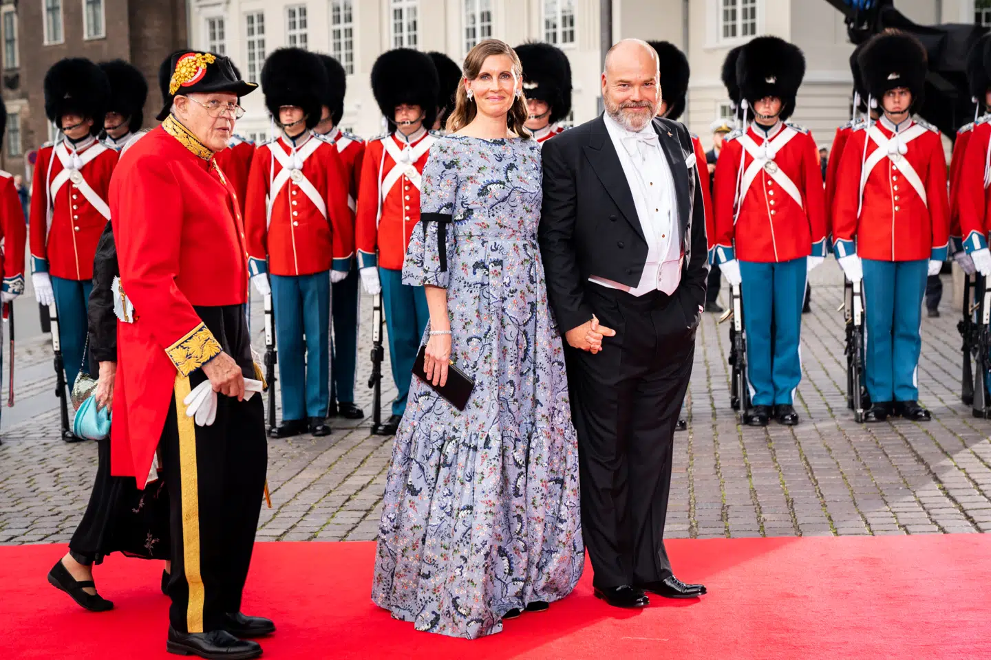 Milliardær og Bestseller-ejer Anders Holch Povlsen stiller sjældent op til fotografering. Her er han fanget sammen med sin hustru, Anne Storm Holch Povlsen, i forbindelse med en festforestilling under dronning Margrethes 50-års regeringsjubilæum i 2022.