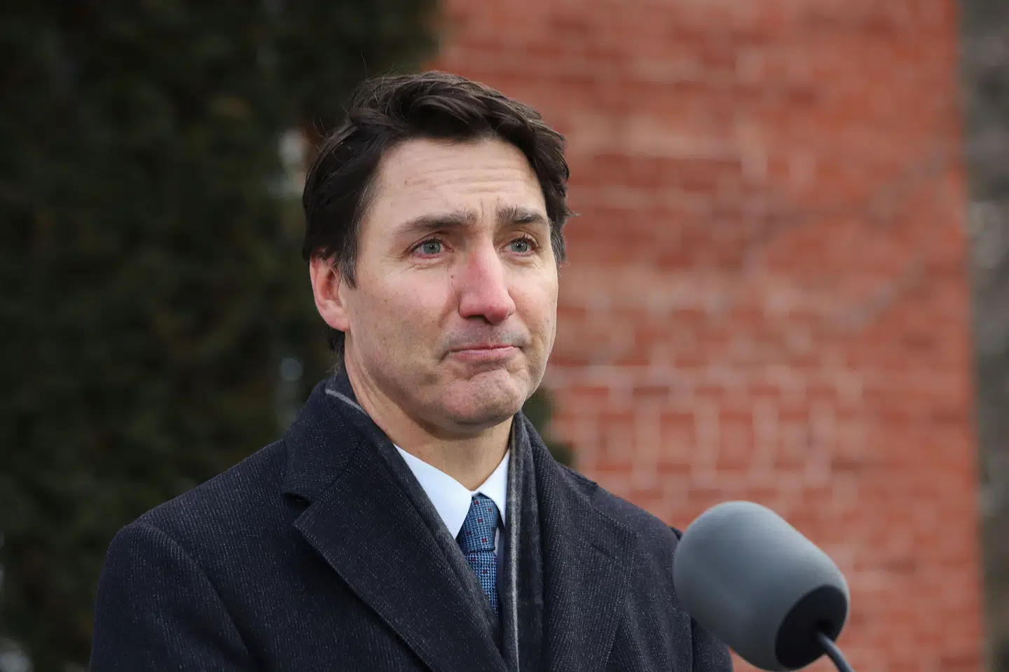 Justin Trudeau taler mandag eftermiddag dansk tid foran sin bolig i Ottawa.