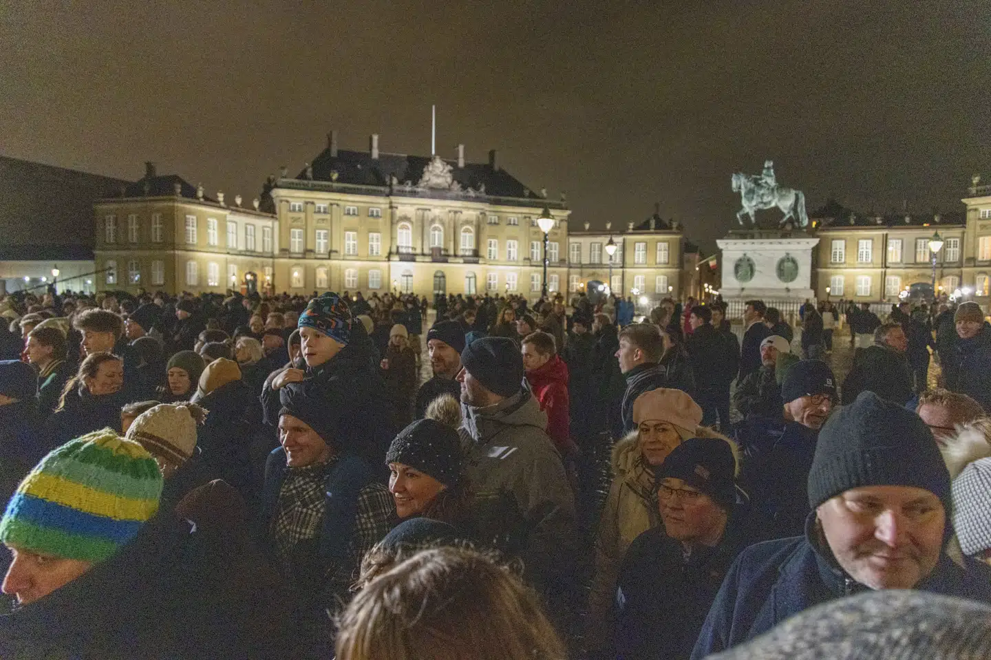 Mange mennesker havde taget opstilling foran Amalienborg på årets sidste dag, hvor kong Frederik holdt nytårstale. (Arkivfoto).