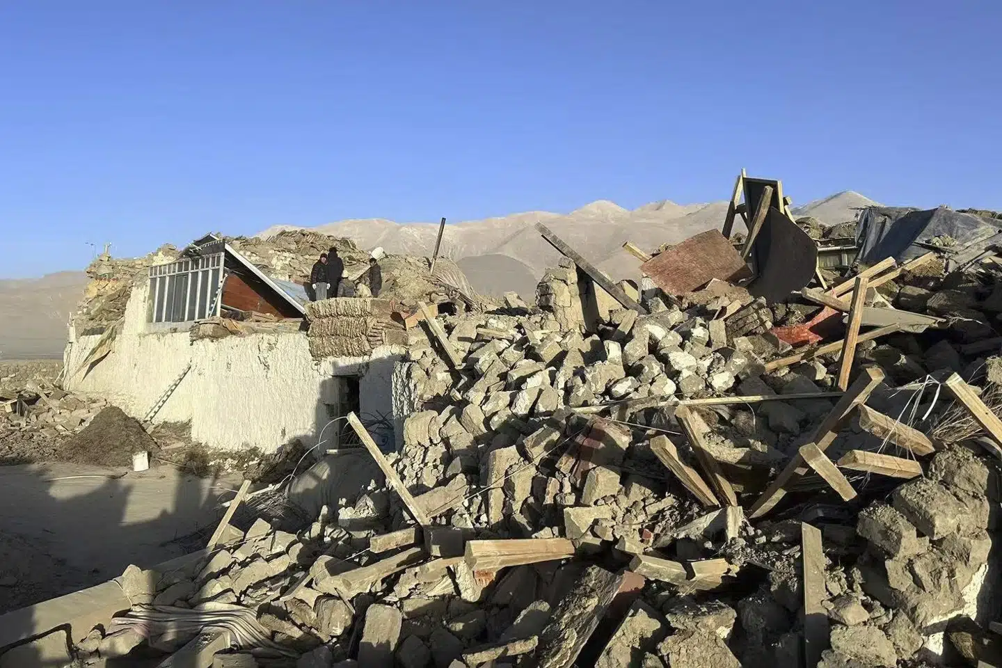 Bygninger er styrtet sammen nær Tibets næststørste by, Shigatse, efter at et kraftigt jordskælv natten til tirsdag dansk tid har ramt Tibet. Billedet her af fra landsbyen Tonglai, der ligger nær Shigatse.