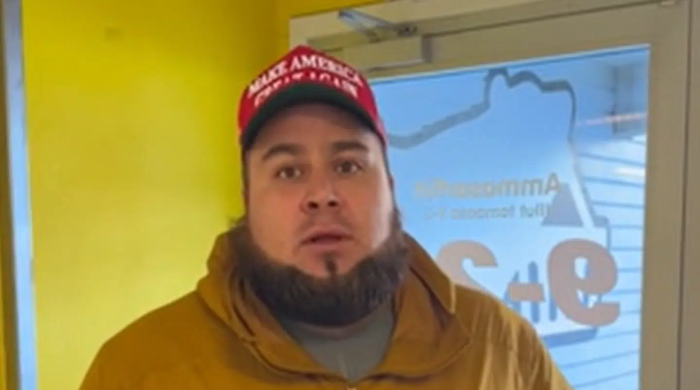 Her ses billede af Timmy Zeeb i Nuuk på Grønland med den røde kasket med teksten 'Make America Great Again'.