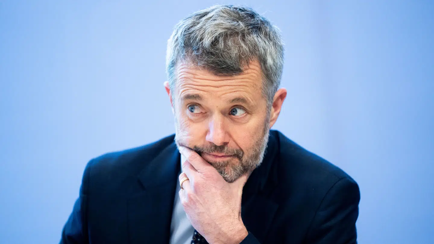 Kong Frederik har rakt hånden frem mod Grønland og fået en afvisning - mens USA bejler med.