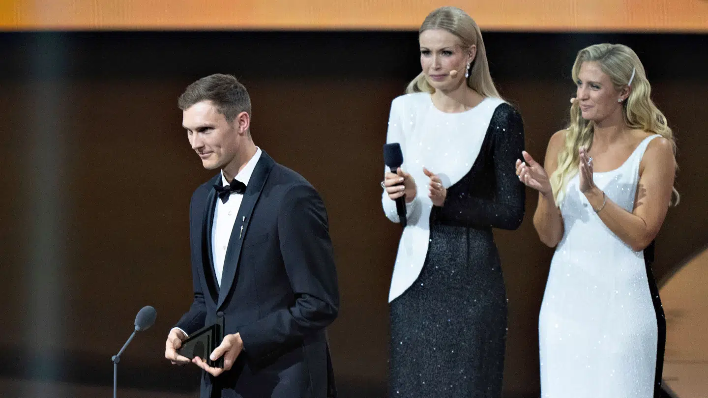 Viktor Axelsen modtager DIF og Team Danmarks Årets Sportsnavn prisen af Kong Frederik X under Sport 2024.