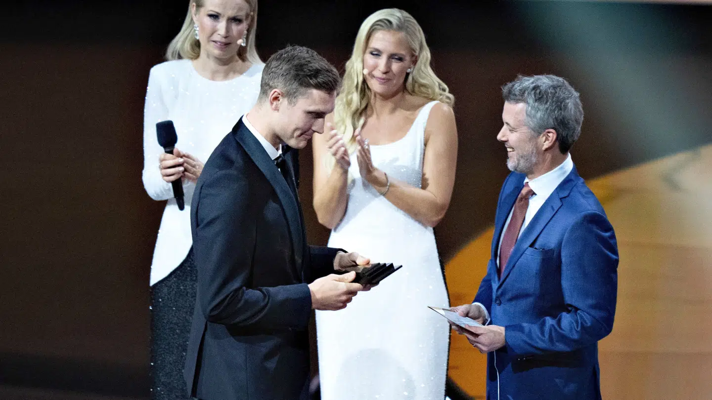 Viktor Axelsen modtager DIF og Team Danmarks Årets Sportsnavn prisen af Kong Frederik X under Sport 2024 - DR liveshow i Jyske Bank Boxen i Herning, lørdag den 4. januar 2025.. (Foto: Henning Bagger/Ritzau Scanpix)