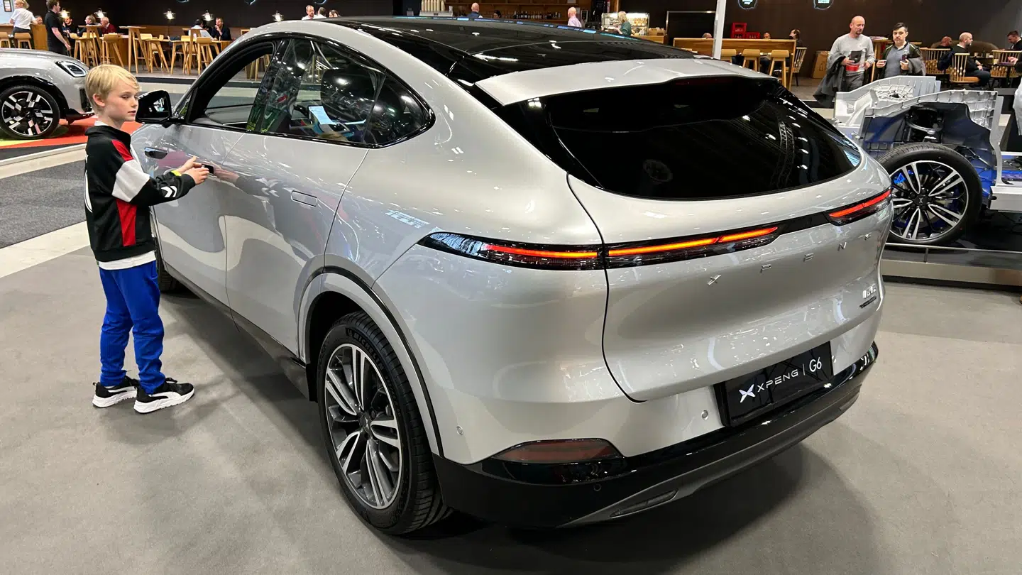 Salget af elbiler er eksploderet i Danmark. Her er det den kinesiske Xpeng G6, der fremvises på messe i København.