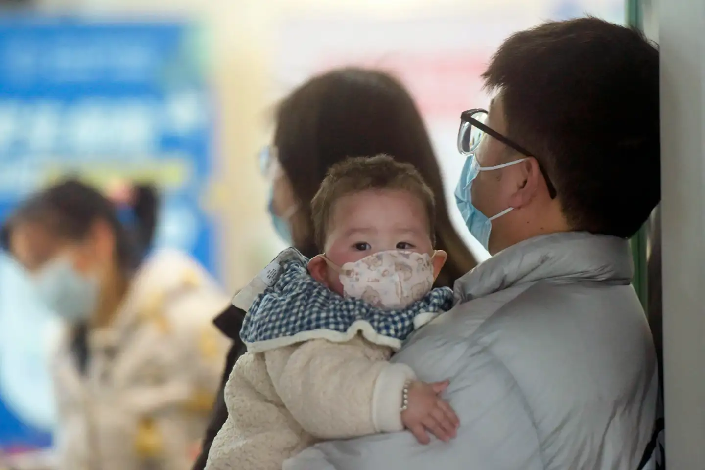 Hospitalerne i en række af Kinas nordlige og østlige storbyer oplever i disse dage et kraftigt pres fra patienter med influenzaagtige symptomer. Det gælder især mindre børn. Børnehospital i Hangzhou nær Shanghai 6. januar.