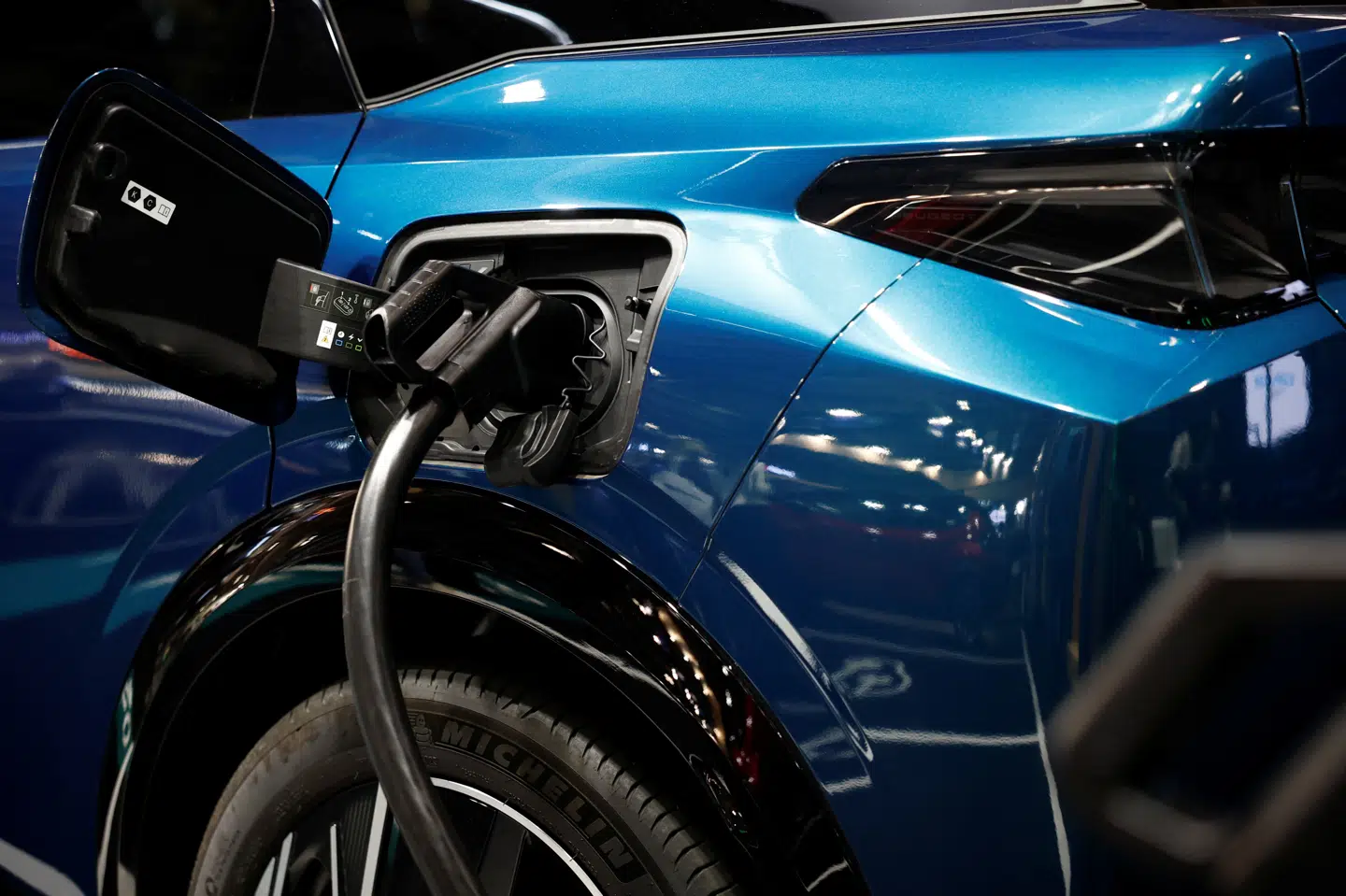 Ejerne af Peugeot-modellerne e-3008, som er afbildet her, og e-5008 anbefales at undgå brugen af bilerne på grund af en defekt. (Arkivfoto).