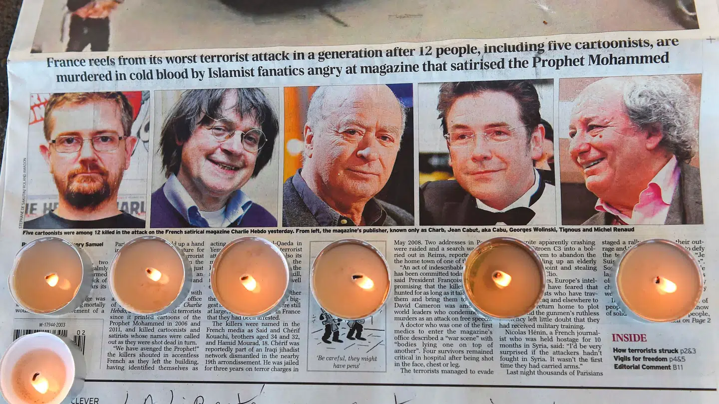12 personer mistede livet under terrorangrebet mod Charlie Hebdo i 2015. Her ses nogle af avisens bladtegnere.