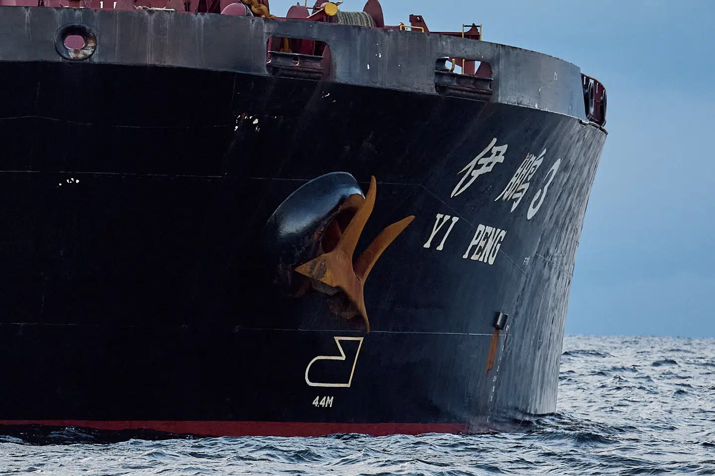 Det kinesiske skib "Yi Peng 3" lå i slutningen af sidste år i flere uger for anker i Kattegat. Nogle dage inden skibet kastede anker, havde det passeret to datakabler i Østersøen. Kort tid efter blev der konstateret brud på kablerne. (Arkivfoto)