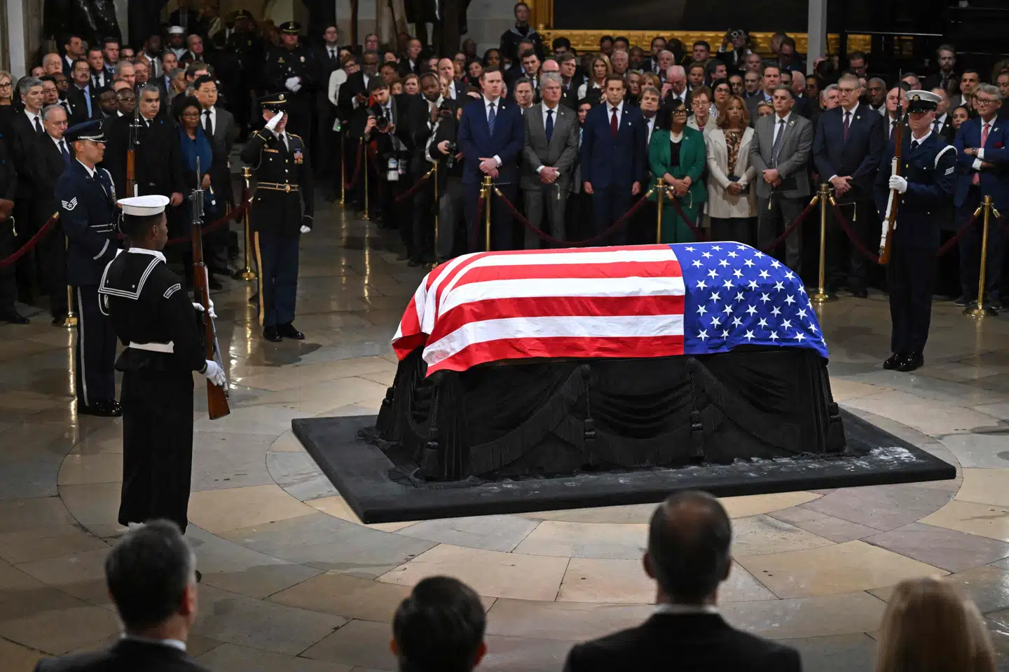 En vagt står i kongresbygningen nær kisten med Jimmy Carter, som døde 29. december.