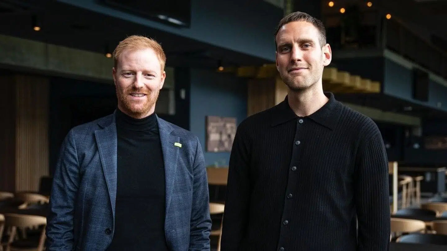 Fodboldirektør i Brøndby IF, Benjamin Schmedes (tv) er svært begejstret for, at Frederik Birk er klubbens nye cheftræner.