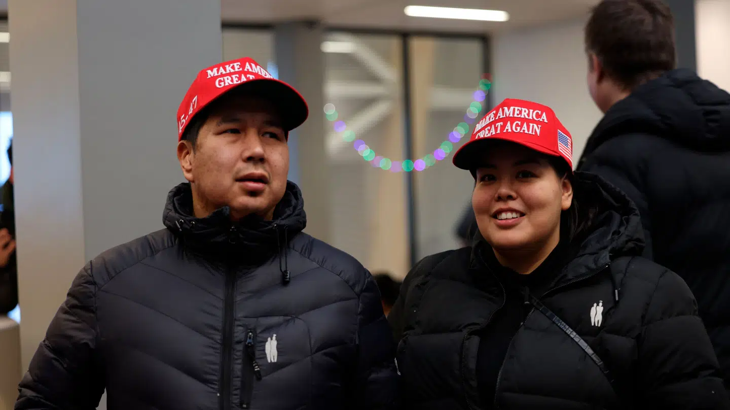 Grønlændere med udleverede 'Make America Great Again'-kasketter under Trump-besøget tirsdag.