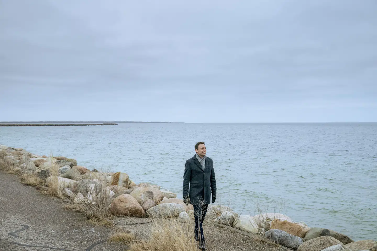 Hvidovres SF-borgmester, Anders Wolf Andresen, er her fotograferet ved Avedøre Holme i 2022, hvor der skulle bygges ni kunstige øer. Det projekt er nu droppet. (Arkivfoto).