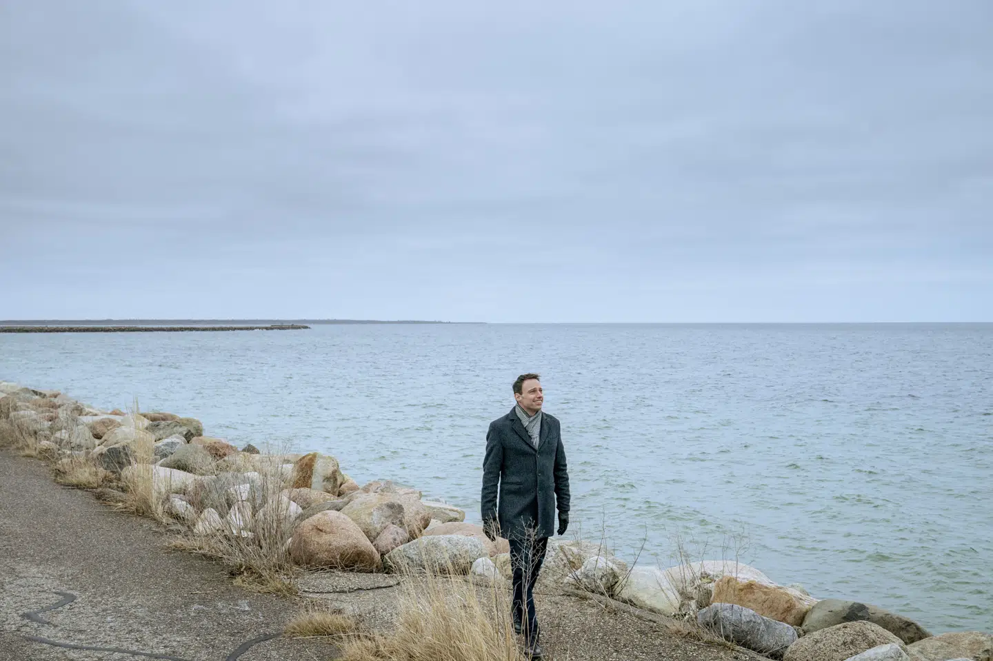 Hvidovres SF-borgmester, Anders Wolf Andresen, er her fotograferet ved Avedøre Holme i 2022, hvor der skulle bygges ni kunstige øer. Det projekt er nu droppet. (Arkivfoto).