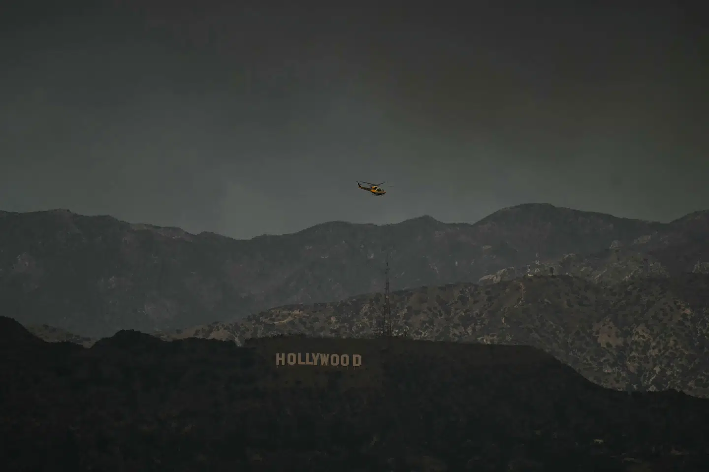 Offentligheden er forment adgang til Hollywood-skiltet i Los Angeles som følge af naturbrande i den amerikanske delstat Californien.