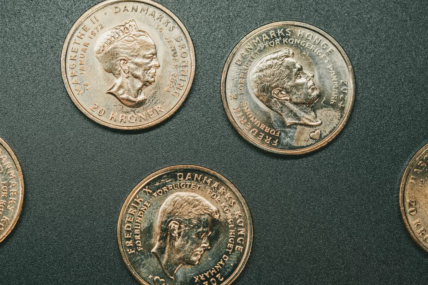 En særlig tronskiftemønt, hvorpå dronning Margrethe og kong Frederik er portrætteret, blev lanceret i november. I år sendes almindelige mønter med nyt kongemotiv i omløb. (Arkivfoto).