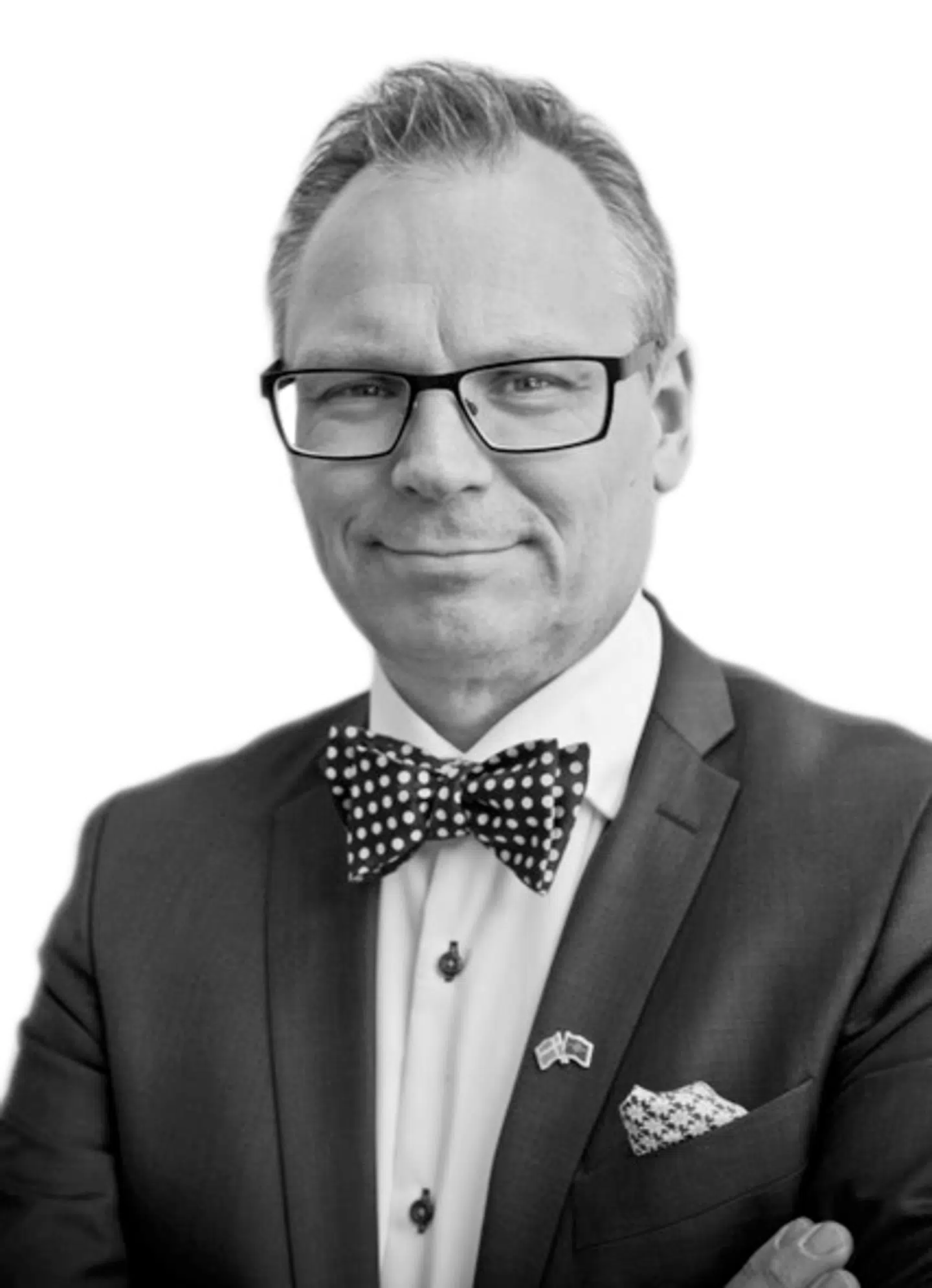 Lars Bangert Struwe, generalsekretær for tænketanken Atlantsammenslutningen, siger, at politikerne skal afsætte penge til Forsvaret, definere de opgaver, Forsvaret skal løse – og så lade Forsvaret komme med bud på, hvad der skal gøres og købes. Politikerne skal ikke sidde og sjakre i sene nattetimer om, hvorvidt der skal købes ét, to eller tre skibe, mener han.