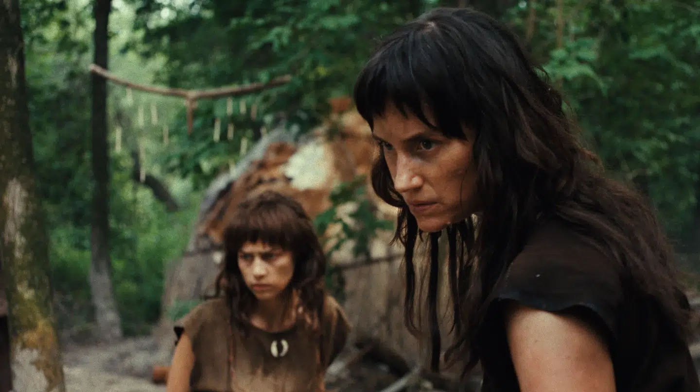 Skuespiller Danica Curcic spiller lederen af en fjendtlig jægerstamme i stenalderdramaet "Fremmed - det første opgør". (PR-foto).