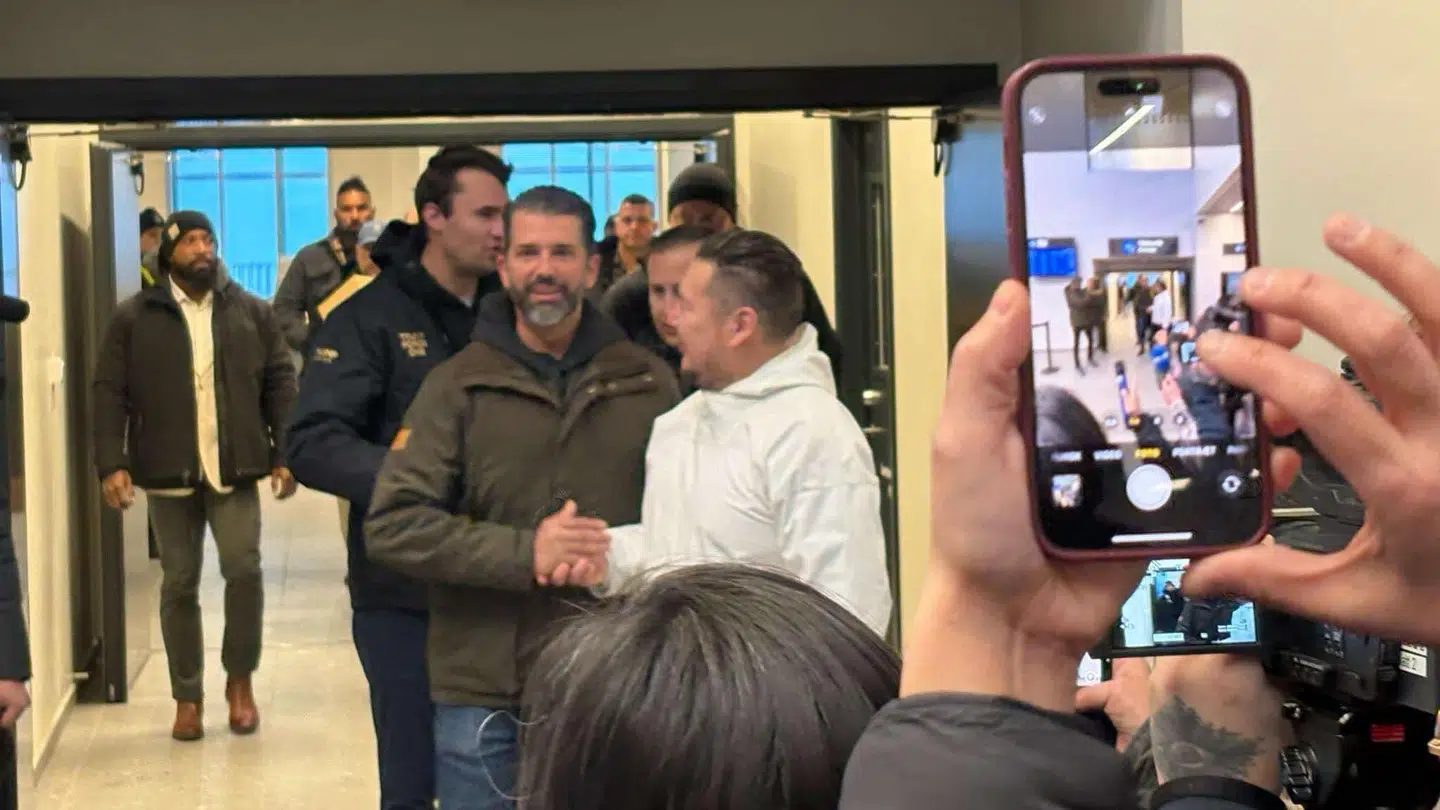 Flere MAGA-fans var mødt op i lufthavnen i Nuuk for at byde Donald Trump Jr. velkommen tirsdag.