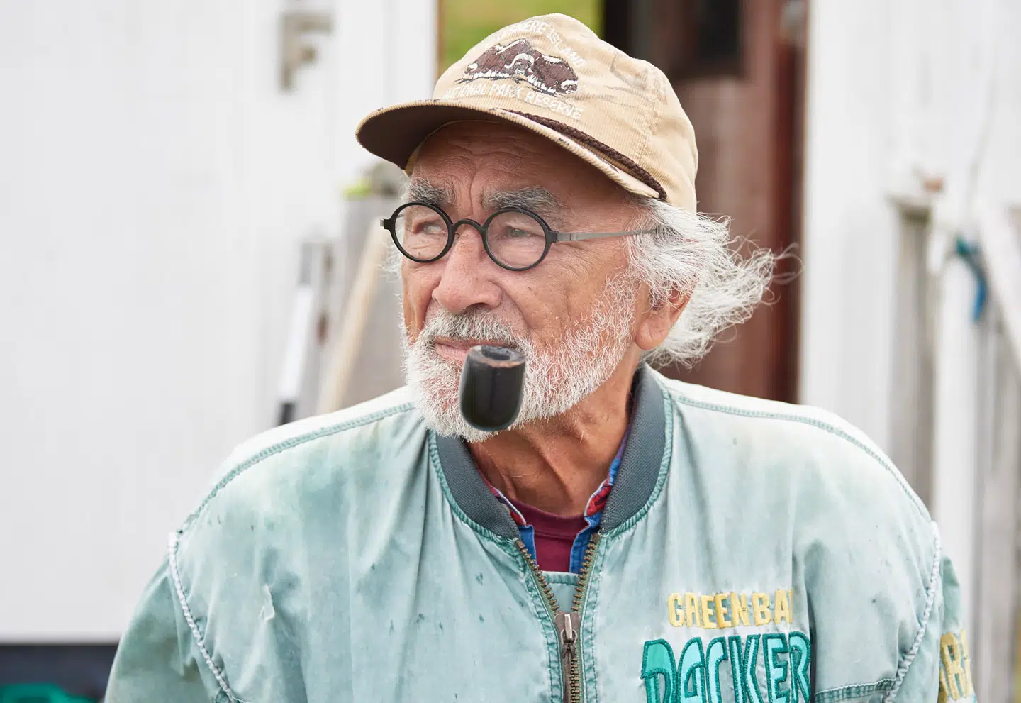 Grønland, 2018. Igaliku-bygden i Sydgrønland, portræt af Josef Motzfeldt foran hans hus.