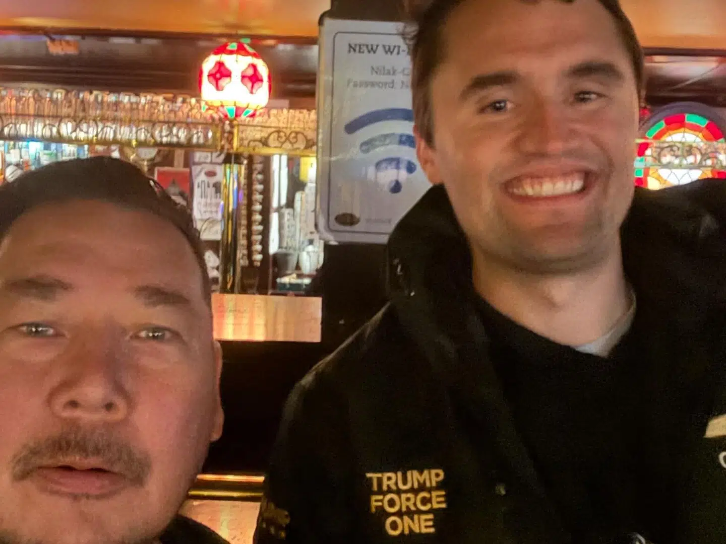 Jørgen Boassen sammen med den konservative aktivist og Donald Trump Jr.s ven, Charlie Kirk, i Nuuk.