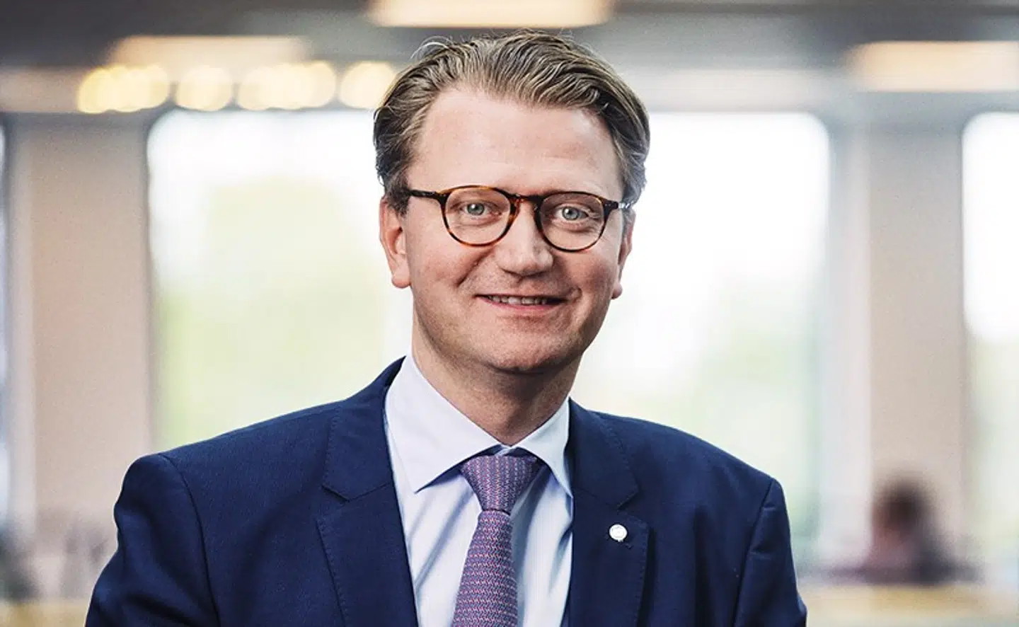 ISS har besluttet at skære topledelsen til. I et interview med Børsen forklarer topchef Kasper Fangel, at det sker som følge af afbureaukratisering.